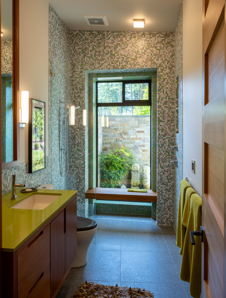 Источник вдохновения для домашнего уюта: ванная комната среднего размера в стиле модернизм с плоскими фасадами, темными деревянными фасадами, душевой комнатой, зеленой плиткой, керамогранитной плиткой, душевой кабиной, столешницей из искусственного камня, открытым душем, зеленой столешницей, тумбой под одну раковину и подвесной тумбой