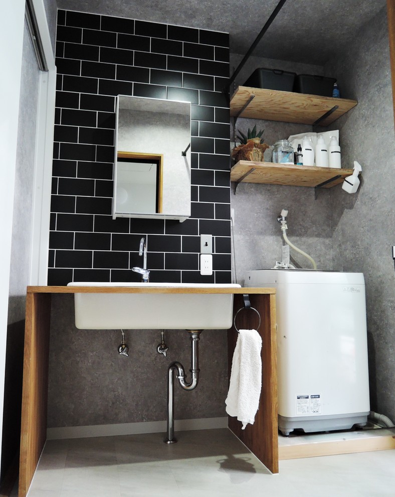 Design ideas for an industrial powder room in Osaka.