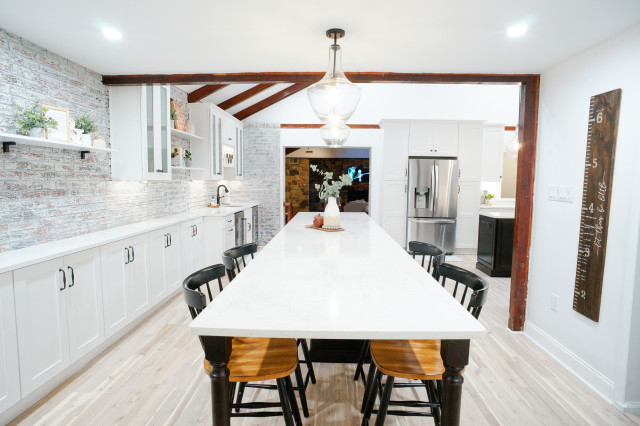 White Washed Brick & Cathedral Ceilings lantlig-koek