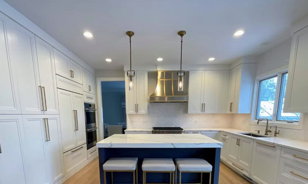 Kitchen - transitional kitchen idea in Chicago