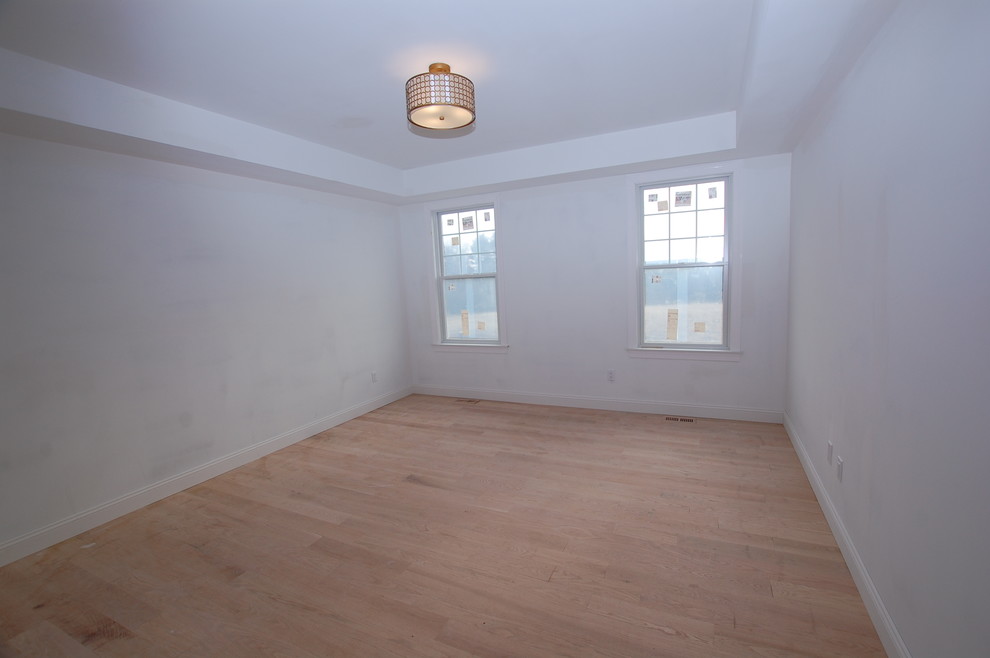 Foto på ett litet vintage gästrum, med vita väggar, ljust trägolv och brunt golv