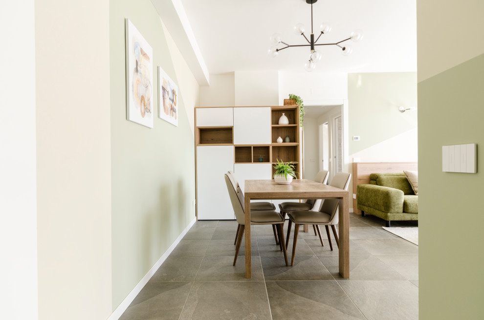 Пример оригинального дизайна: изолированная гостиная комната среднего размера в современном стиле с разноцветными стенами, полом из керамогранита, мультимедийным центром и коричневым полом без камина