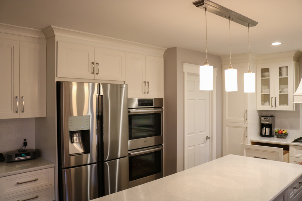 Kitchen - transitional kitchen idea in Toronto