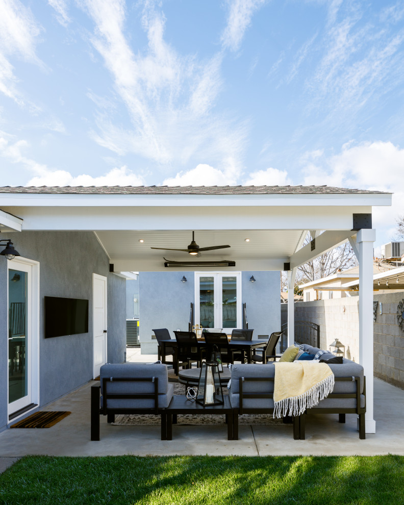 Пример оригинального дизайна: большой двор на заднем дворе в стиле кантри с покрытием из бетонных плит и навесом