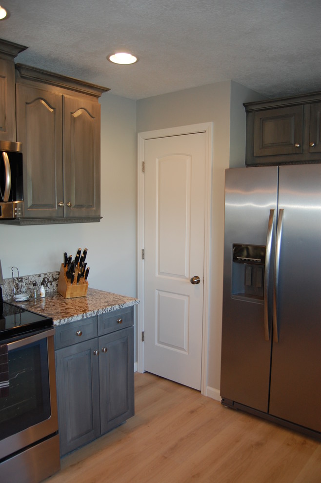 Kitchen - transitional kitchen idea