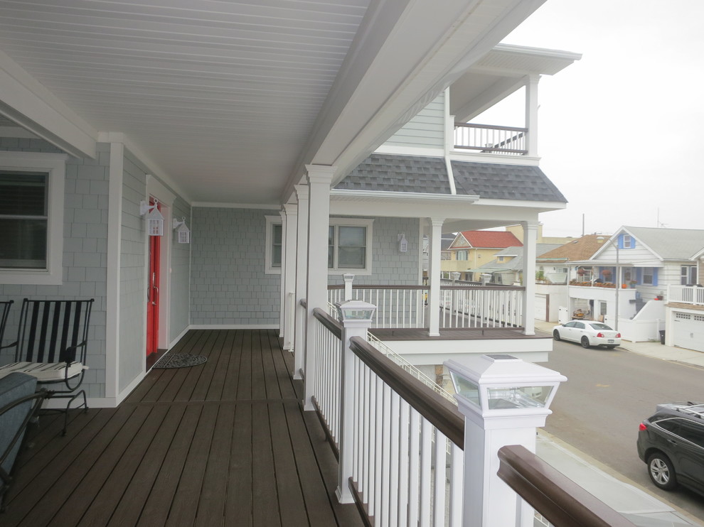 Large beach style front yard verandah in New York with decking.
