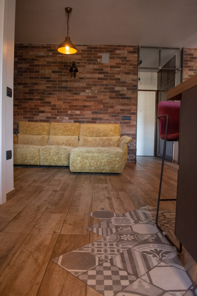 Idee per un soggiorno boho chic di medie dimensioni e aperto con pavimento in gres porcellanato, porta TV ad angolo e pareti in mattoni