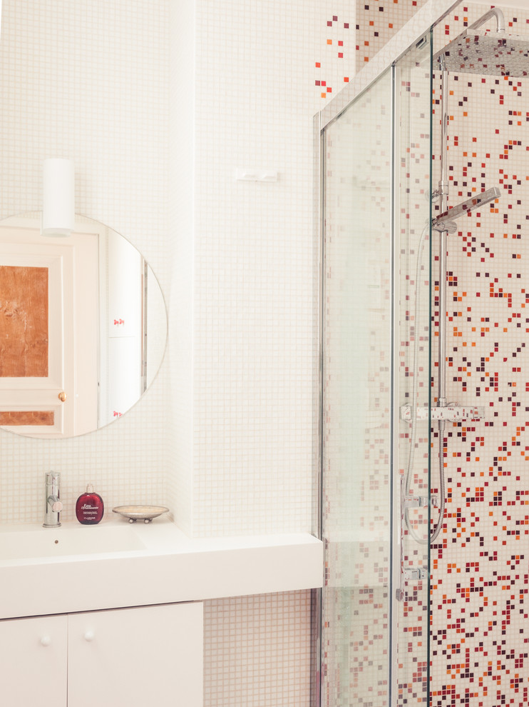 Inspiration for a midcentury 3/4 bathroom in Paris with an integrated sink, a curbless shower, red tile, multi-coloured tile, mosaic tile, white walls and mosaic tile floors.