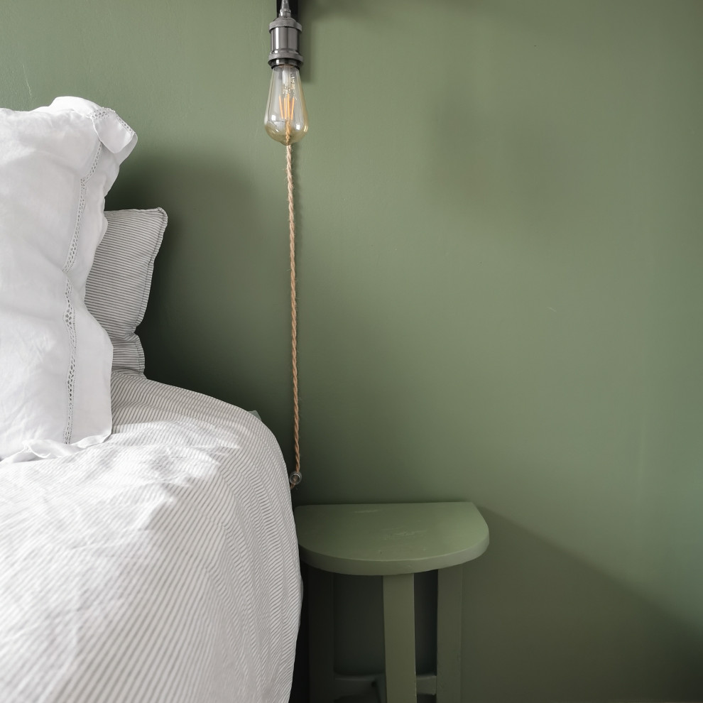 Свежая идея для дизайна: хозяйская спальня среднего размера, в белых тонах с отделкой деревом в стиле ретро с зелеными стенами, полом из ламината и бежевым полом без камина - отличное фото интерьера