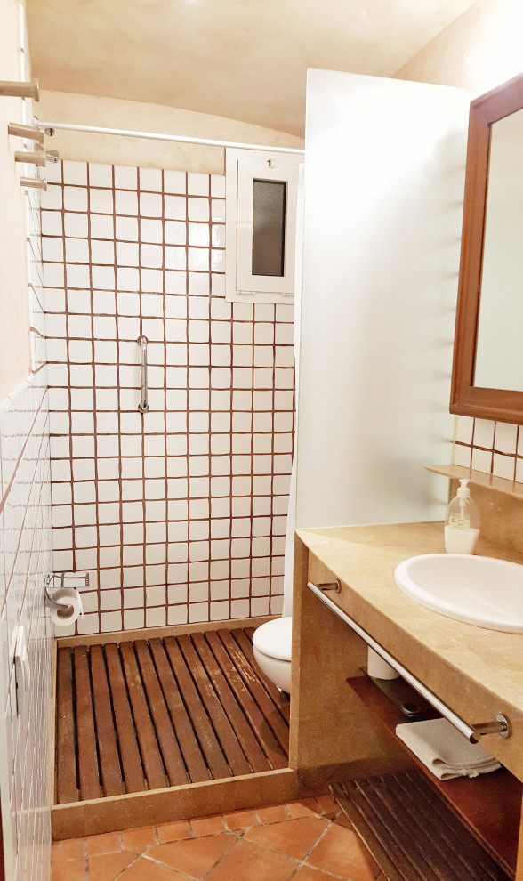 Mittelgroßes Landhausstil Badezimmer En Suite mit dunklen Holzschränken, offener Dusche, Wandtoilette, braunen Fliesen, Aufsatzwaschbecken, Waschtisch aus Holz, braunem Boden, brauner Waschtischplatte, Einzelwaschbecken und eingebautem Waschtisch in Barcelona
