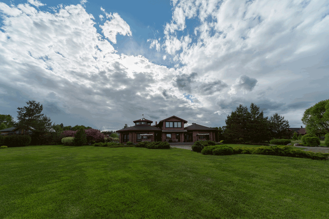 Участок на берегу реки