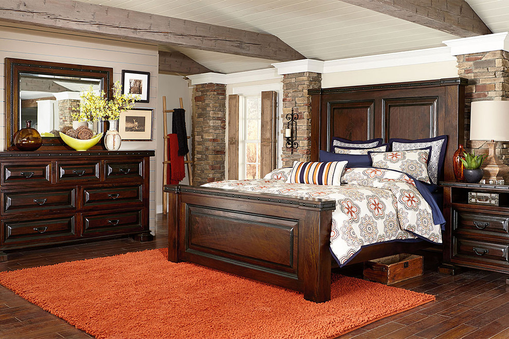 Ejemplo de habitación de invitados clásica de tamaño medio sin chimenea con paredes beige y suelo de madera oscura