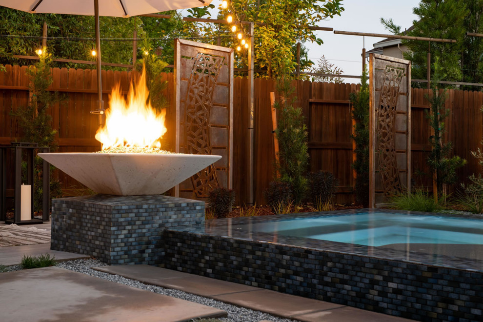 Foto di una piscina design personalizzata di medie dimensioni e dietro casa con paesaggistica bordo piscina