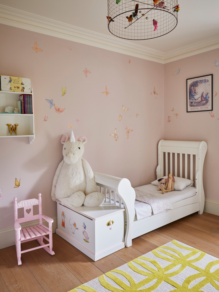 ロンドンにあるトランジショナルスタイルのおしゃれな子供部屋の写真