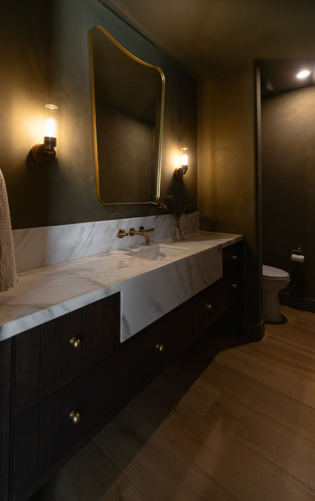 Example of a transitional home design design in Phoenix
