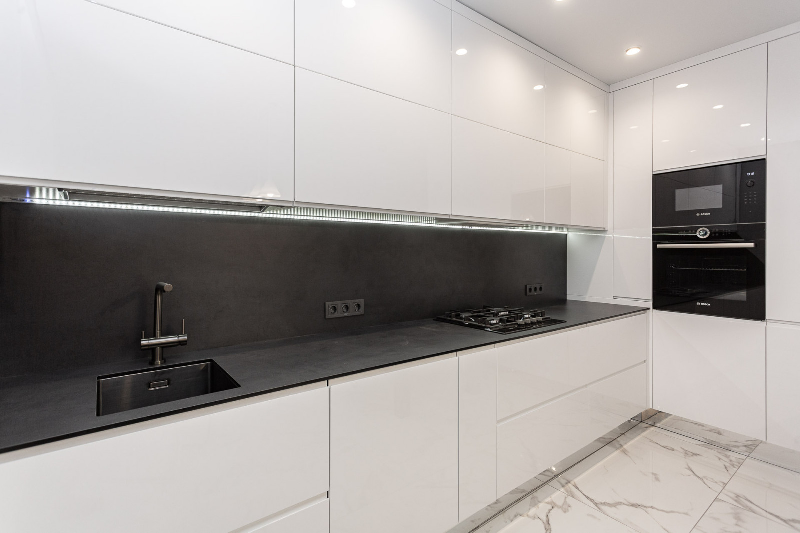 Черно-белая современная кухня