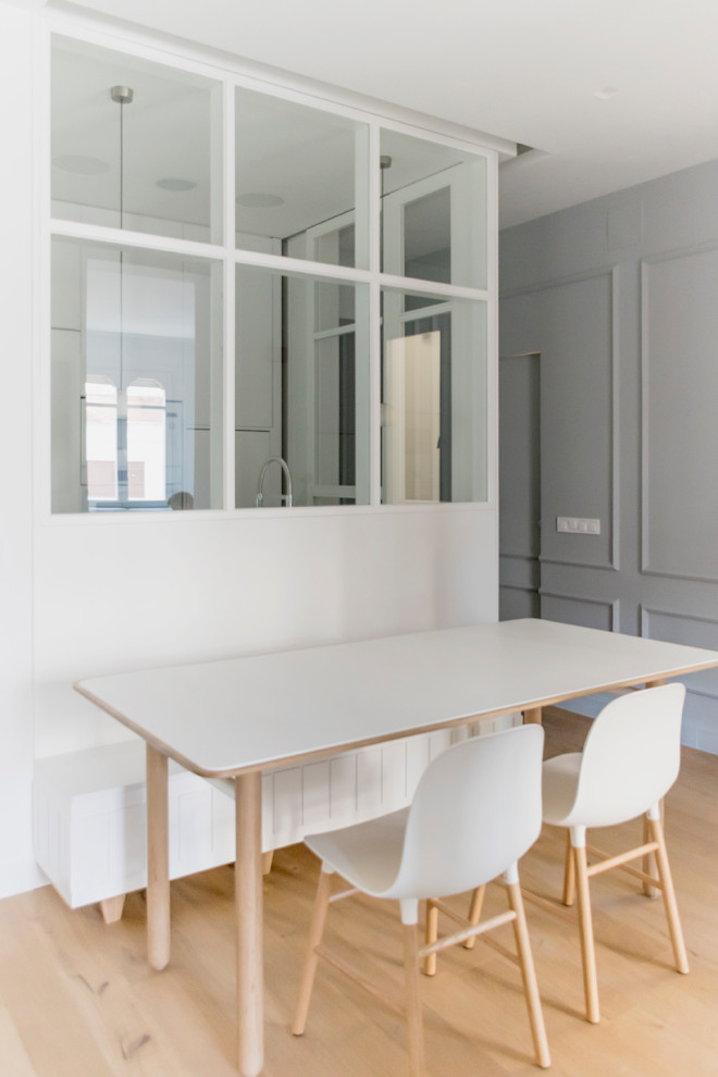 Diseño de comedor escandinavo pequeño con con oficina y suelo de madera clara