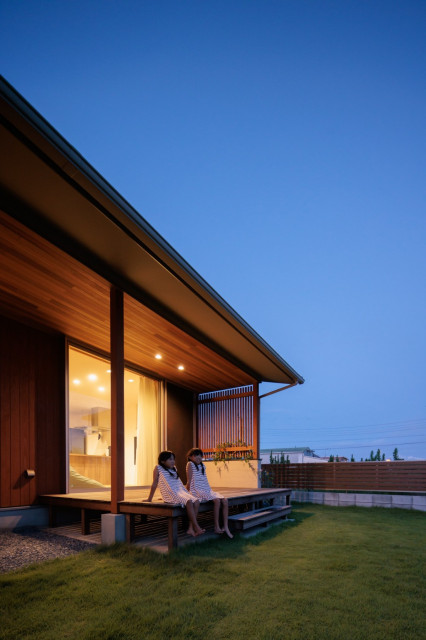 ウッドデッキで夕涼み。 japones-moderno-terraza-y-balcon