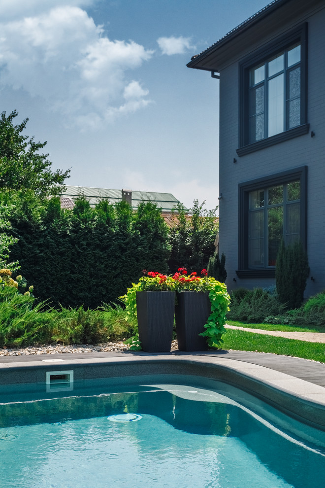 Бассейн на территории частного дома.