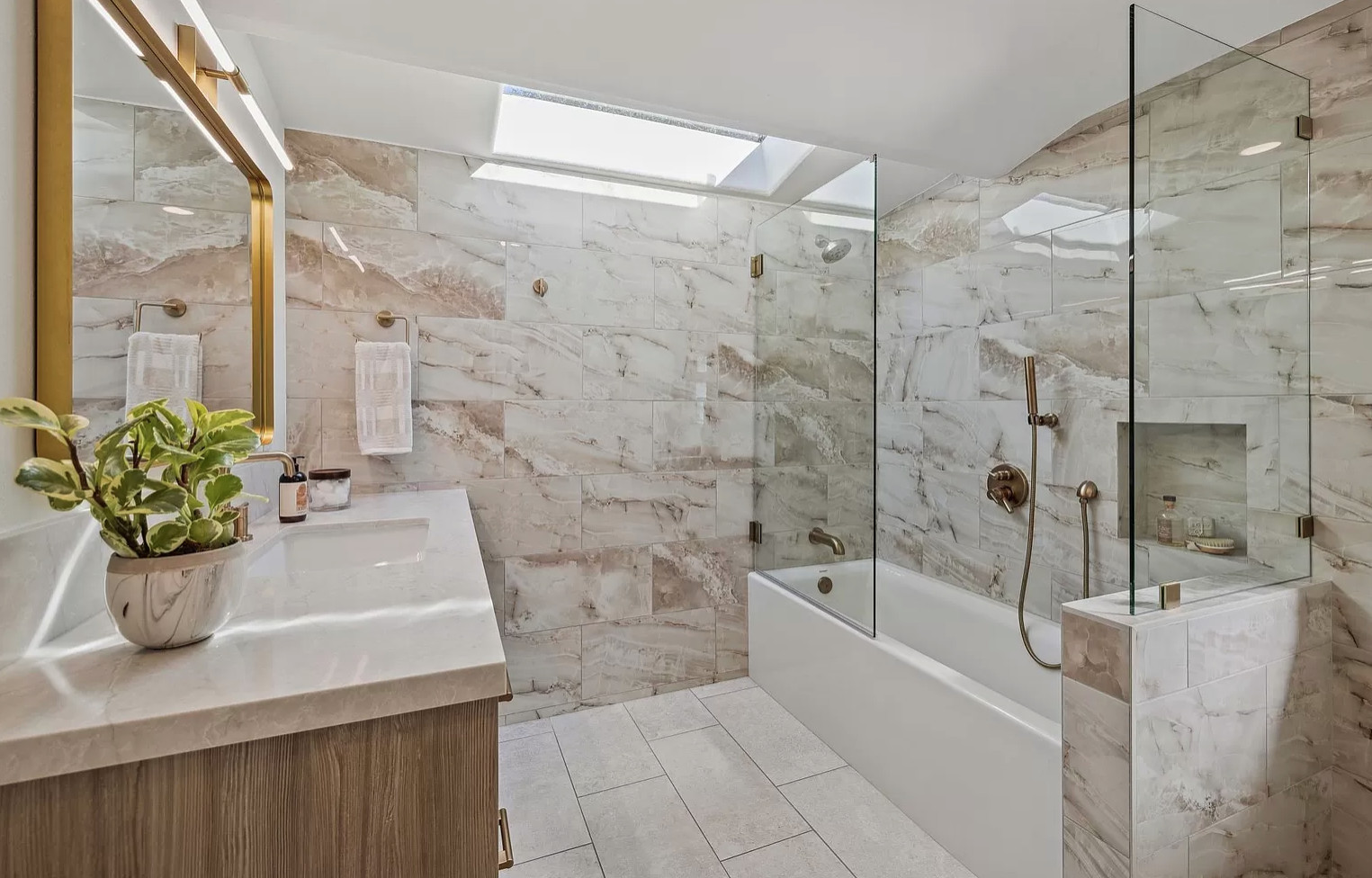 Example of a minimalist bathroom design in San Francisco