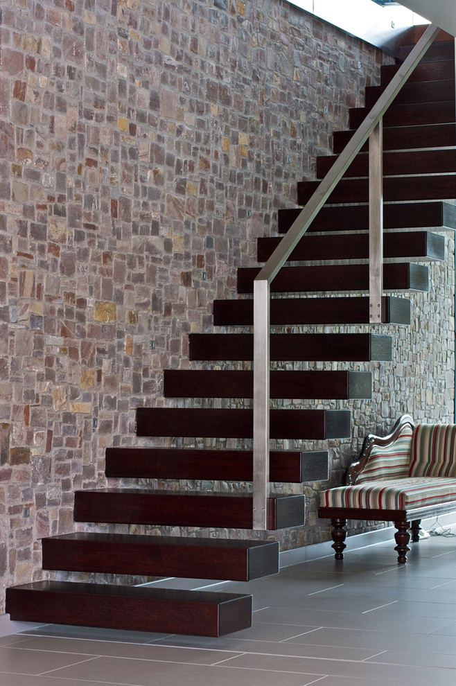 Gerade Moderne Betontreppe mit offenen Setzstufen in Sonstige