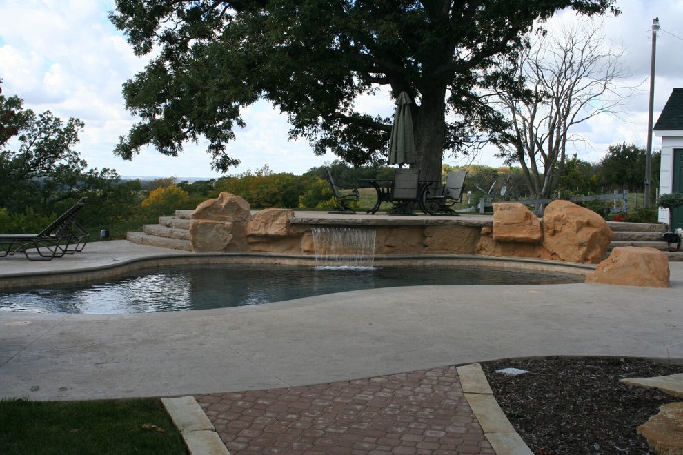 Inspiration for a transitional pool remodel in Cedar Rapids