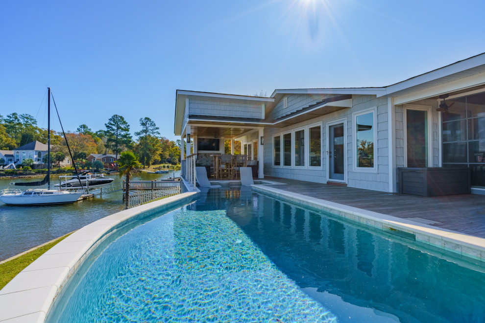 Immagine di una piscina fuori terra stile marinaro personalizzata di medie dimensioni e dietro casa con pedane