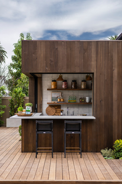 French Transitional classique-chic-terrasse-en-bois