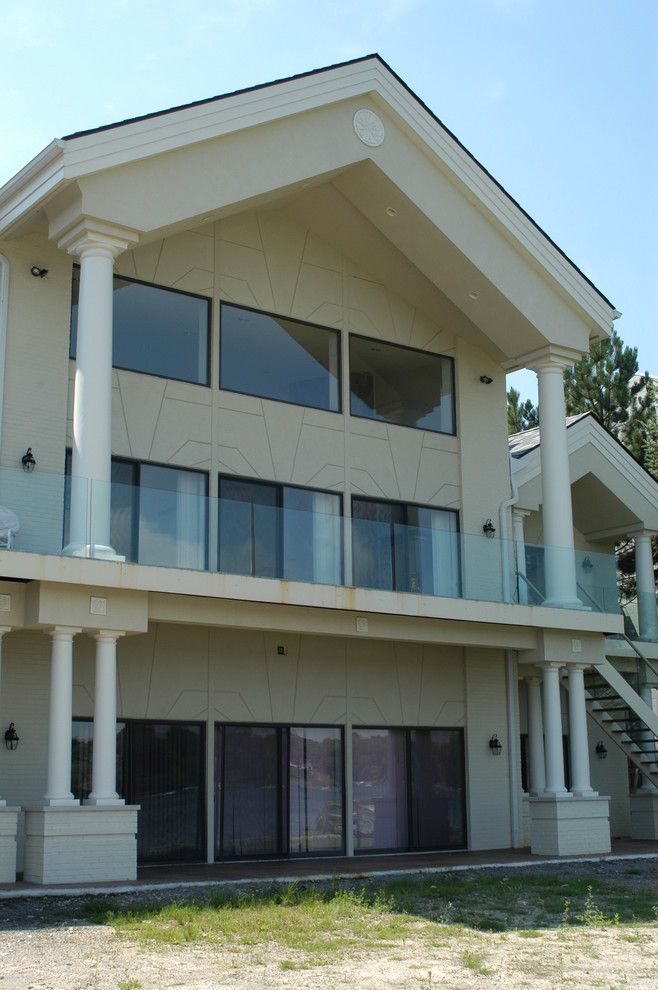 Inspiration for a modern home design remodel in Detroit