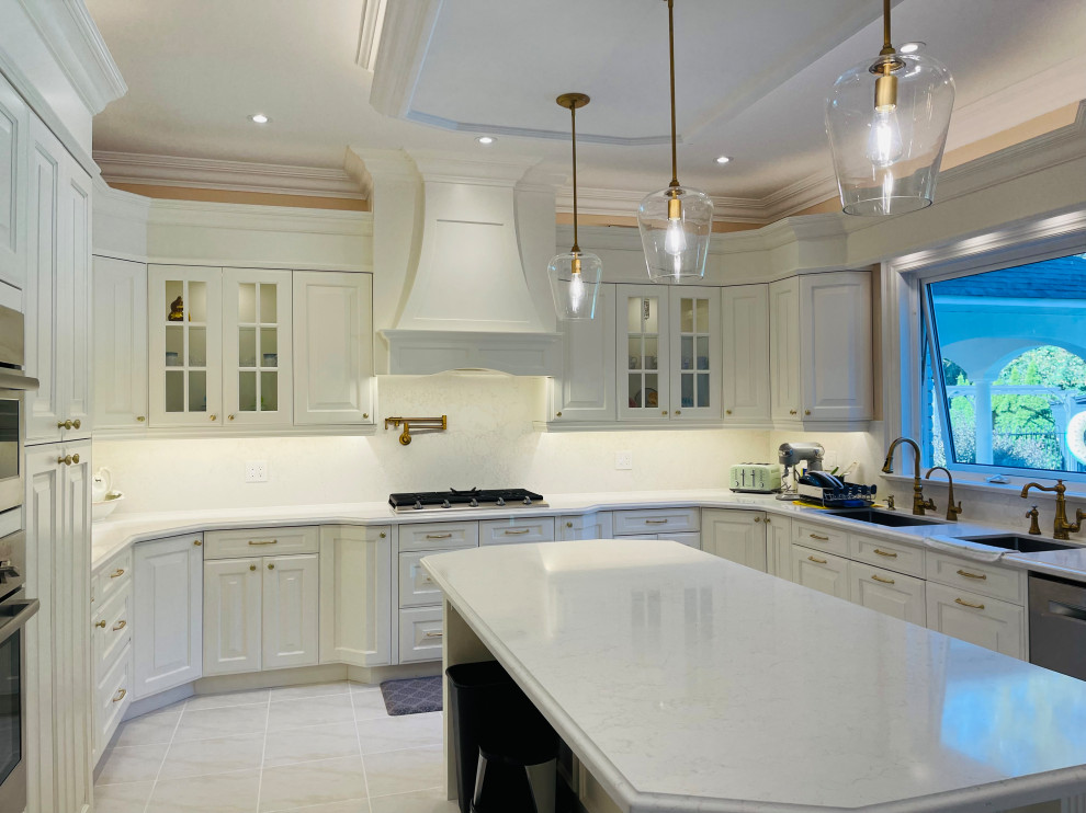 Foto på ett mellanstort funkis vit kök, med en undermonterad diskho, luckor med upphöjd panel, vita skåp, bänkskiva i kvartsit, vitt stänkskydd, rostfria vitvaror, klinkergolv i porslin, en köksö och vitt golv
