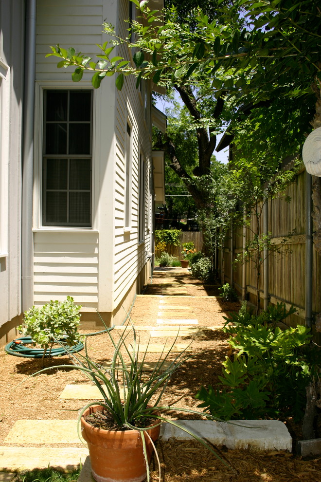 Contemporary backyard garden in Austin.