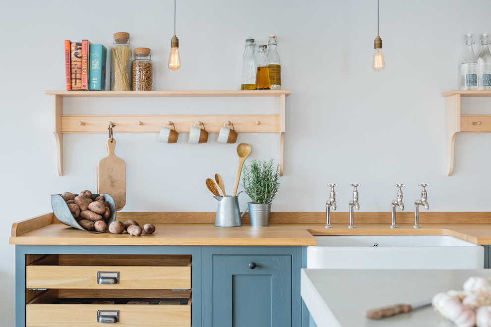 Inspiration for a mid-sized industrial l-shaped eat-in kitchen in Other with a farmhouse sink, shaker cabinets, grey cabinets, concrete benchtops, light hardwood floors and with island.