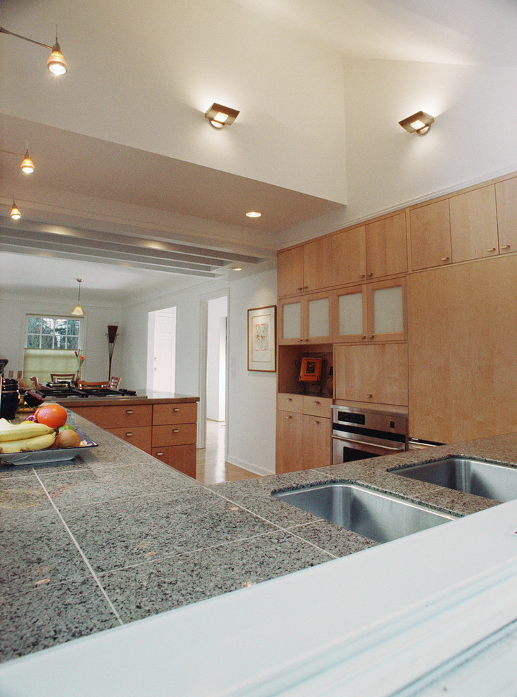 Transitional home design photo in Portland