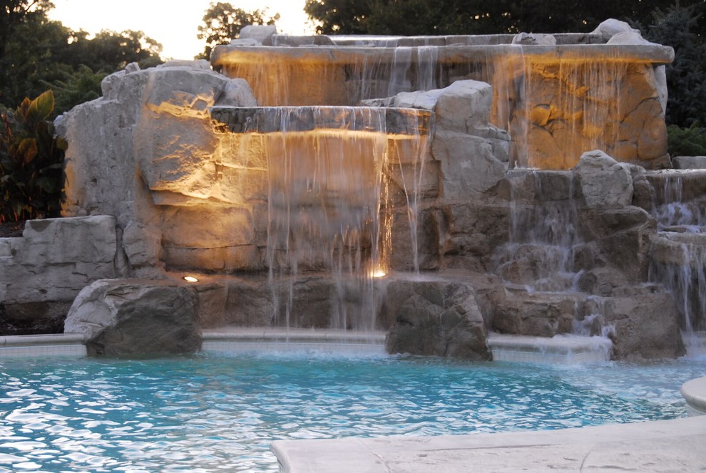 Transitional pool photo in Cedar Rapids