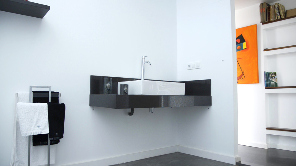Ejemplo de aseo moderno de tamaño medio con paredes blancas y lavabo sobreencimera