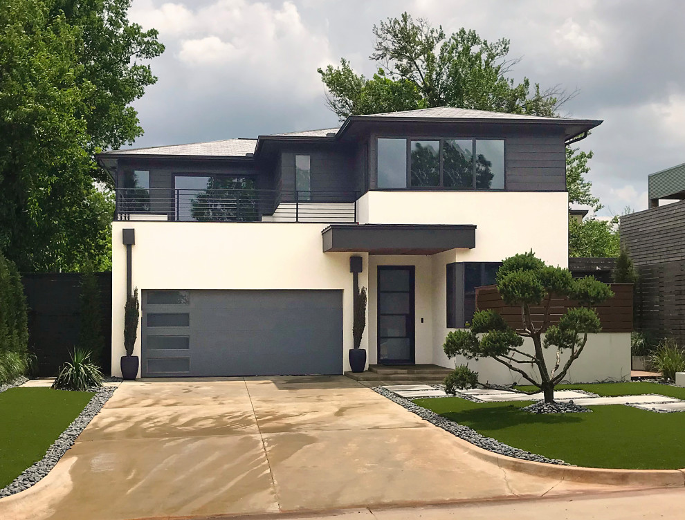 Kleines, Zweistöckiges Modernes Einfamilienhaus mit Putzfassade, weißer Fassadenfarbe, Walmdach, Schindeldach, schwarzem Dach und Verschalung in Oklahoma City
