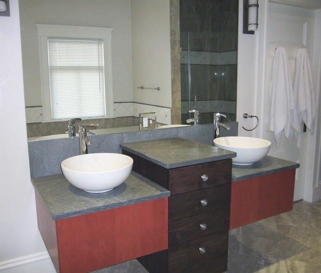 Corner shower asian-bathroom