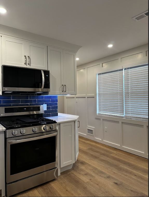 Example of a transitional kitchen design in Newark