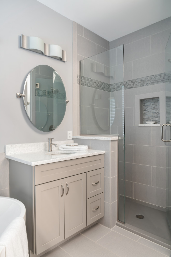 Idéer för ett mellanstort klassiskt vit en-suite badrum, med skåp i shakerstil, beige skåp, ett fristående badkar, en dusch i en alkov, blå väggar, klinkergolv i porslin, ett undermonterad handfat, bänkskiva i kvarts, grått golv och dusch med gångjärnsdörr