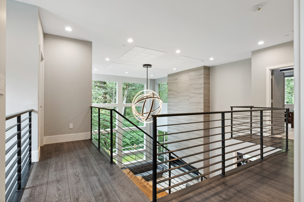 Стильный дизайн: коридор среднего размера в стиле модернизм с серыми стенами, полом из винила, серым полом и сводчатым потолком - последний тренд