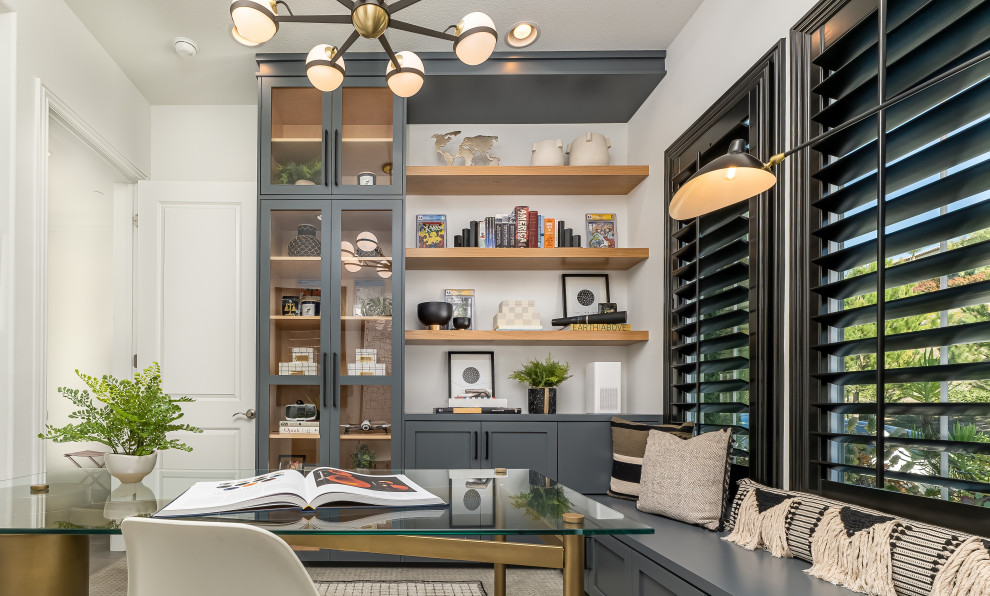 Idéer för mellanstora funkis arbetsrum, med vita väggar, heltäckningsmatta och ett fristående skrivbord