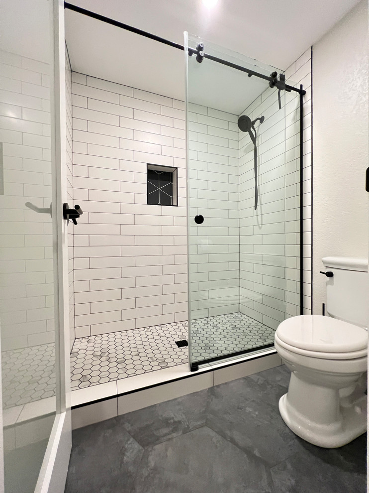 Idéer för ett mellanstort klassiskt en-suite badrum, med en dusch i en alkov, vit kakel, porslinskakel, grå väggar, klinkergolv i porslin, grått golv och dusch med gångjärnsdörr
