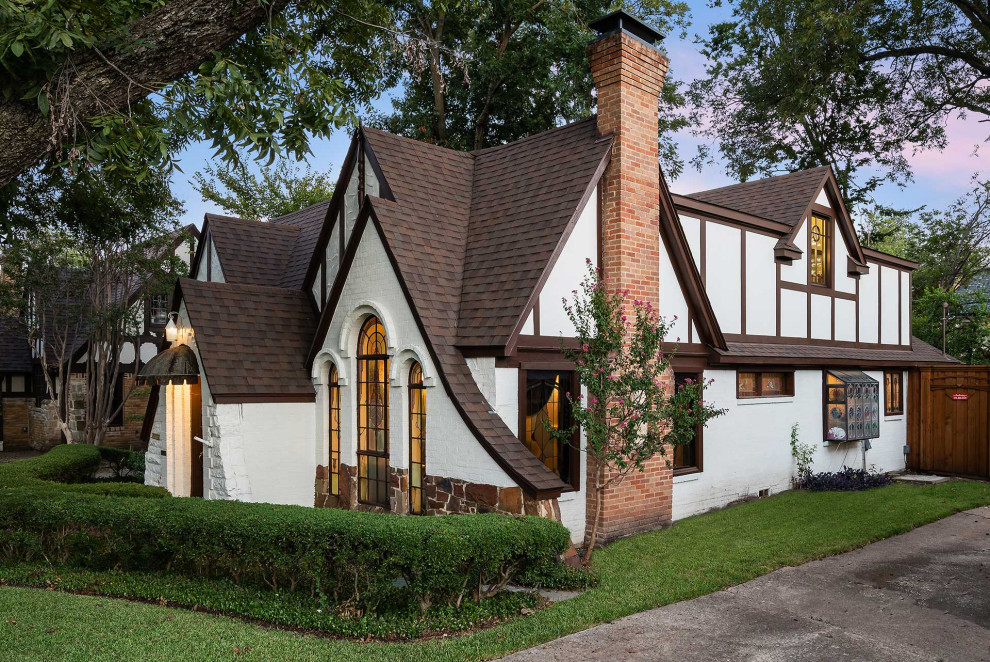Großes, Zweistöckiges Uriges Einfamilienhaus mit Mix-Fassade, weißer Fassadenfarbe, Satteldach, Schindeldach und braunem Dach in Dallas