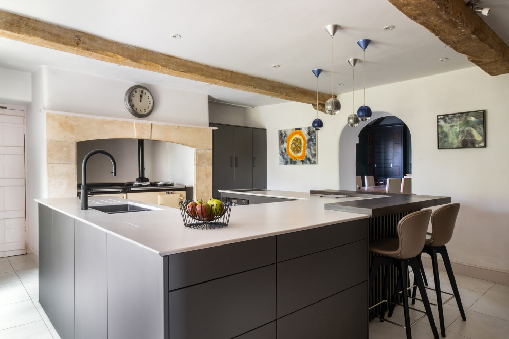 Esempio di una cucina contemporanea chiusa e di medie dimensioni con lavello integrato, ante lisce, ante grigie, top in quarzite, elettrodomestici neri, pavimento in gres porcellanato e pavimento bianco