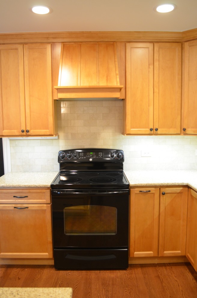 Example of a transitional kitchen design in Chicago