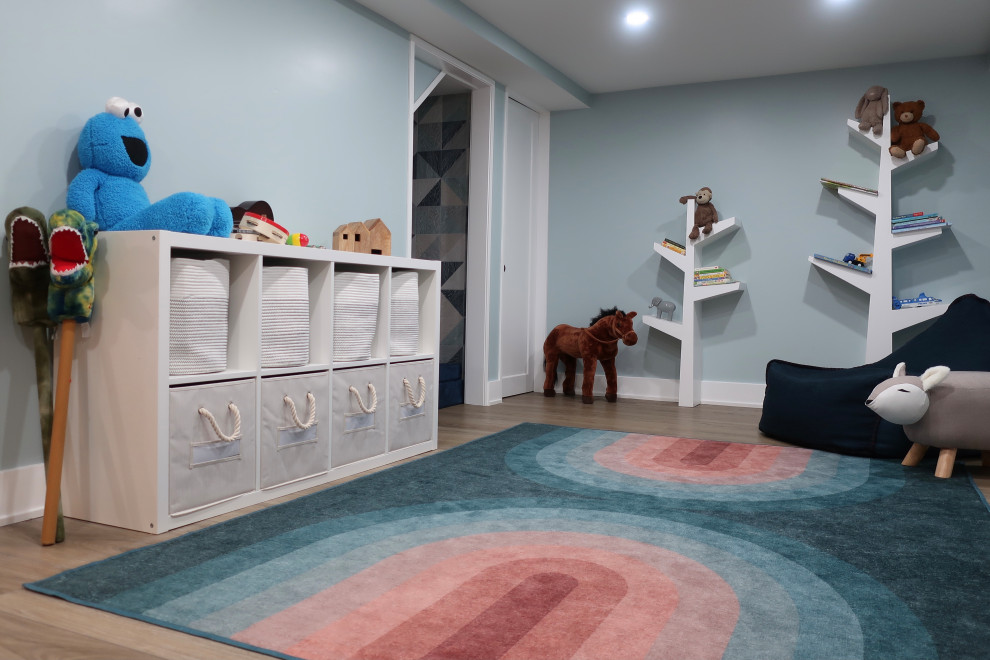 Idéer för ett mellanstort eklektiskt könsneutralt barnrum kombinerat med lekrum och för 4-10-åringar, med blå väggar