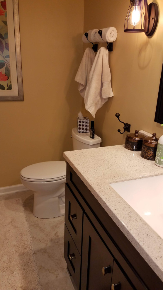 Exemple d'une salle de bain chic en bois foncé de taille moyenne avec un placard avec porte à panneau encastré, une baignoire en alcôve, un combiné douche/baignoire, WC à poser, un carrelage beige, des carreaux de céramique, un mur jaune, un sol en carrelage de céramique, un lavabo encastré, un plan de toilette en granite, un sol beige, une cabine de douche avec un rideau, un plan de toilette beige, meuble simple vasque et meuble-lavabo encastré.