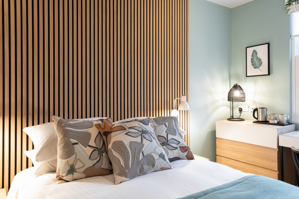 Свежая идея для дизайна: маленькая гостевая спальня (комната для гостей) в современном стиле с зелеными стенами, ковровым покрытием и панелями на части стены для на участке и в саду - отличное фото интерьера