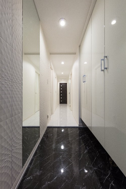 他の地域にあるモダンスタイルのおしゃれな廊下の写真