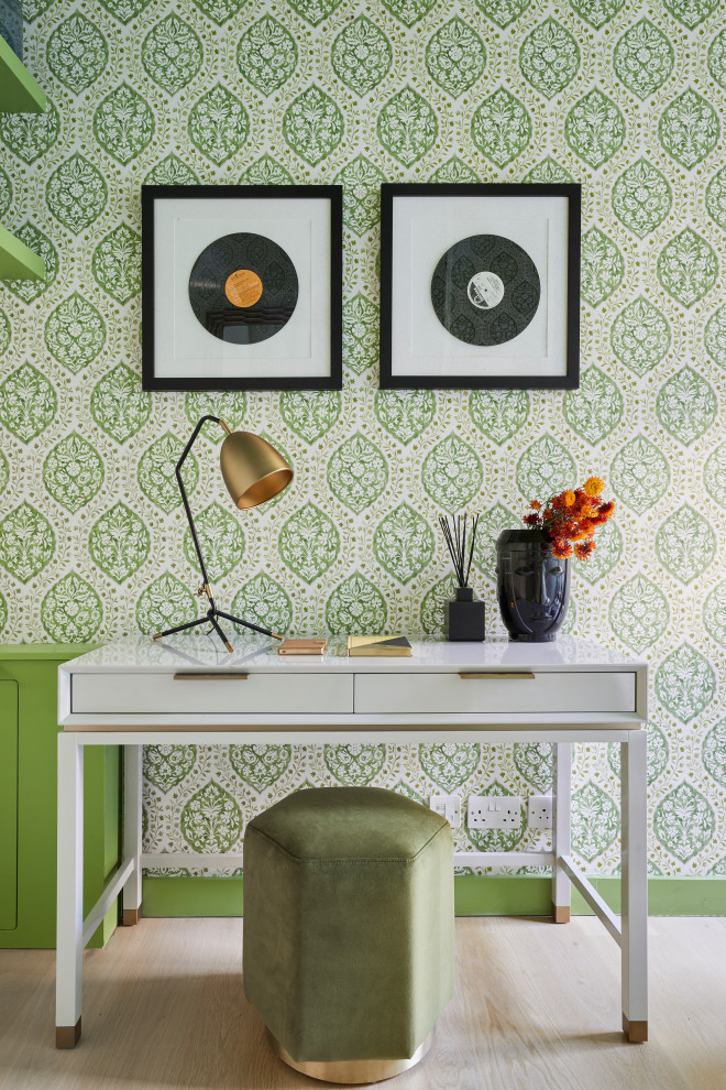 Mittelgroßes Stilmix Arbeitszimmer mit grüner Wandfarbe, braunem Holzboden, Tapetendecke und Tapetenwänden in London